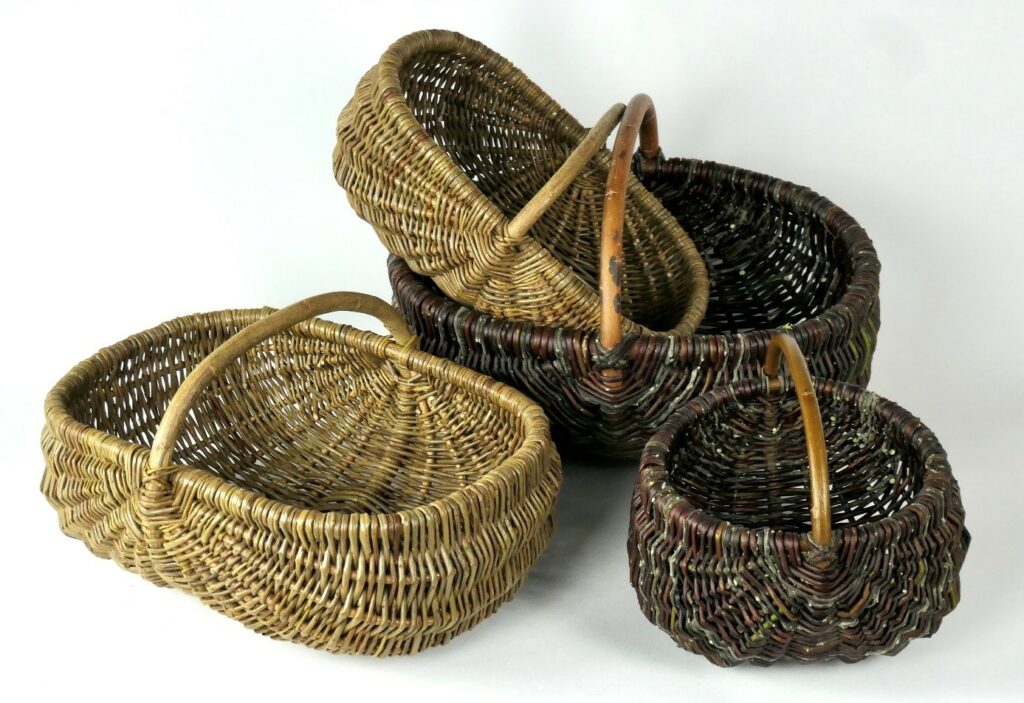 Panier sur arceaux traditionnel et en tressage aléatoire