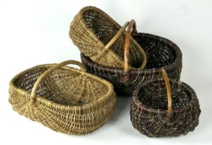 Panier sur arceaux traditionnel et en tressage aléatoire
