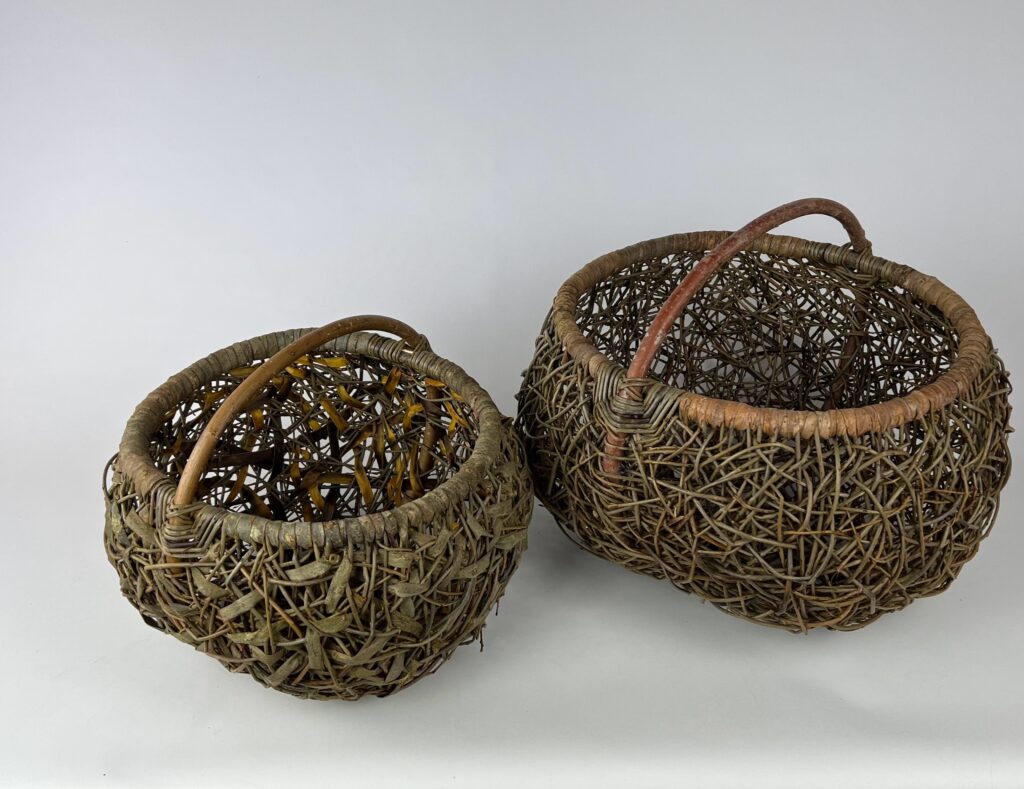 Panier sur arceaux traditionnel et en tressage aléatoire